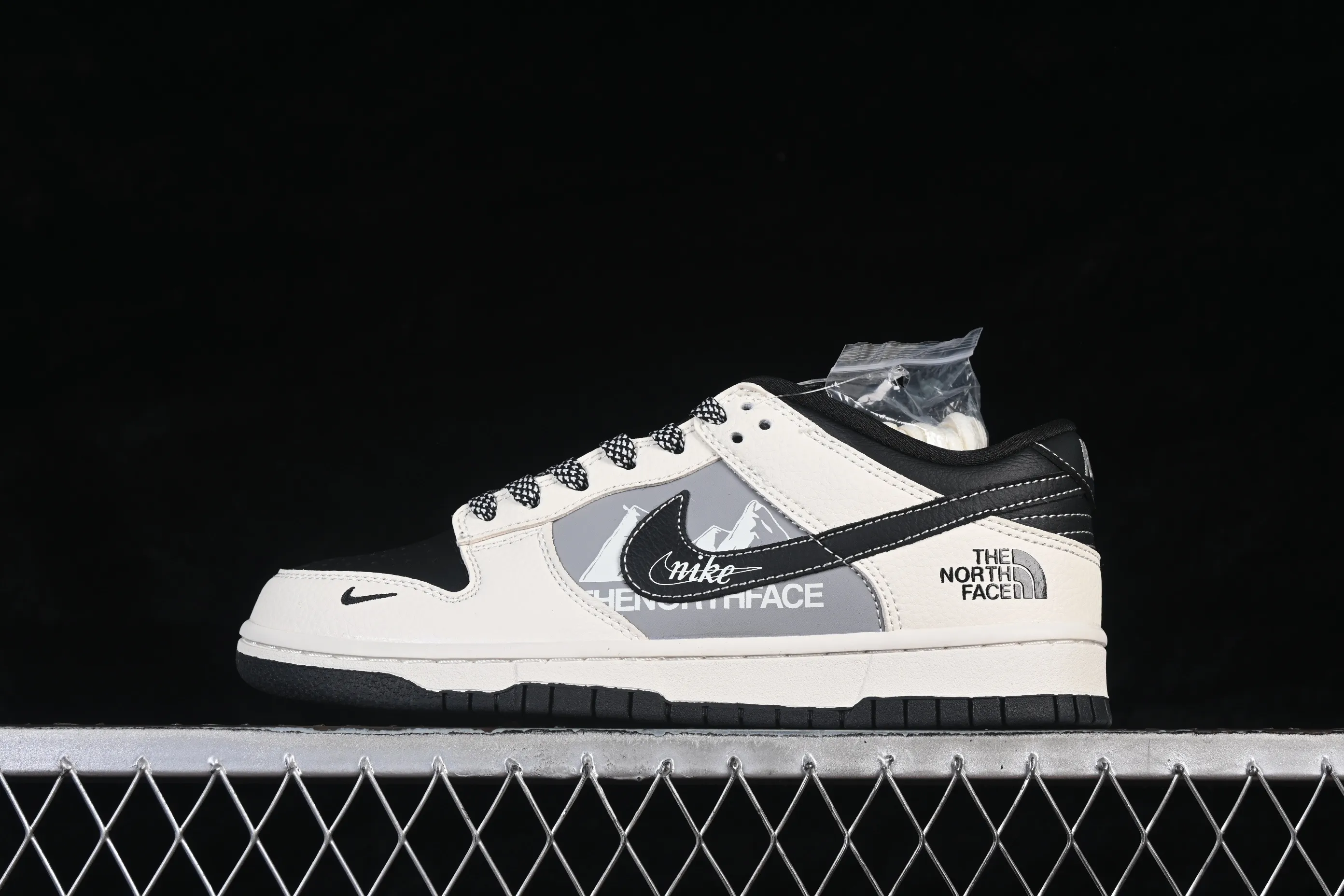 All categories Nk SB Dunk Series Nk SB Dunk Low High-end customized low-top sneakers Nike SB Dunk Low North Face co-branded White and Black Snow Mountain High-end customized low-top casual sneakers DS6608-023